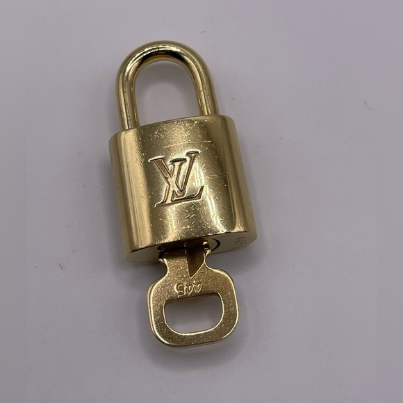 100% Authentic and pre loved Louis Vuitton - RARE Gold Lock and Key set #445 - Picture 1 of 5